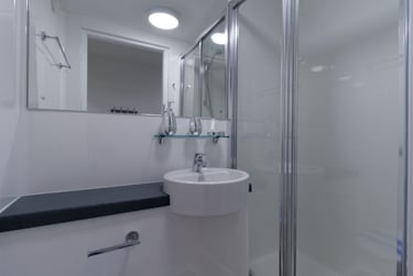 Classic En Suite at Oldway Centre, 39 High Street, City Centre, Swansea, SA11LA - Image 6